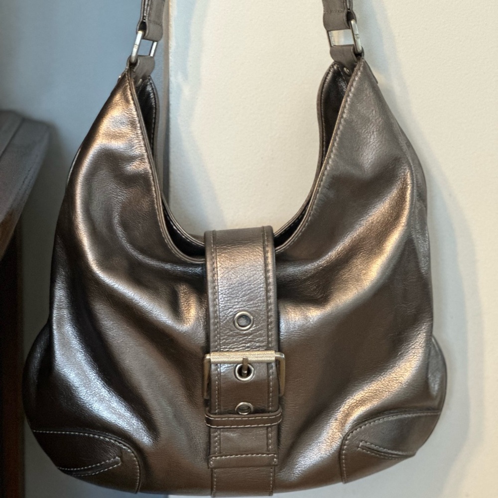 Michael Kors Gold
Metallic Hobo
Shoulder Bag
Handbag